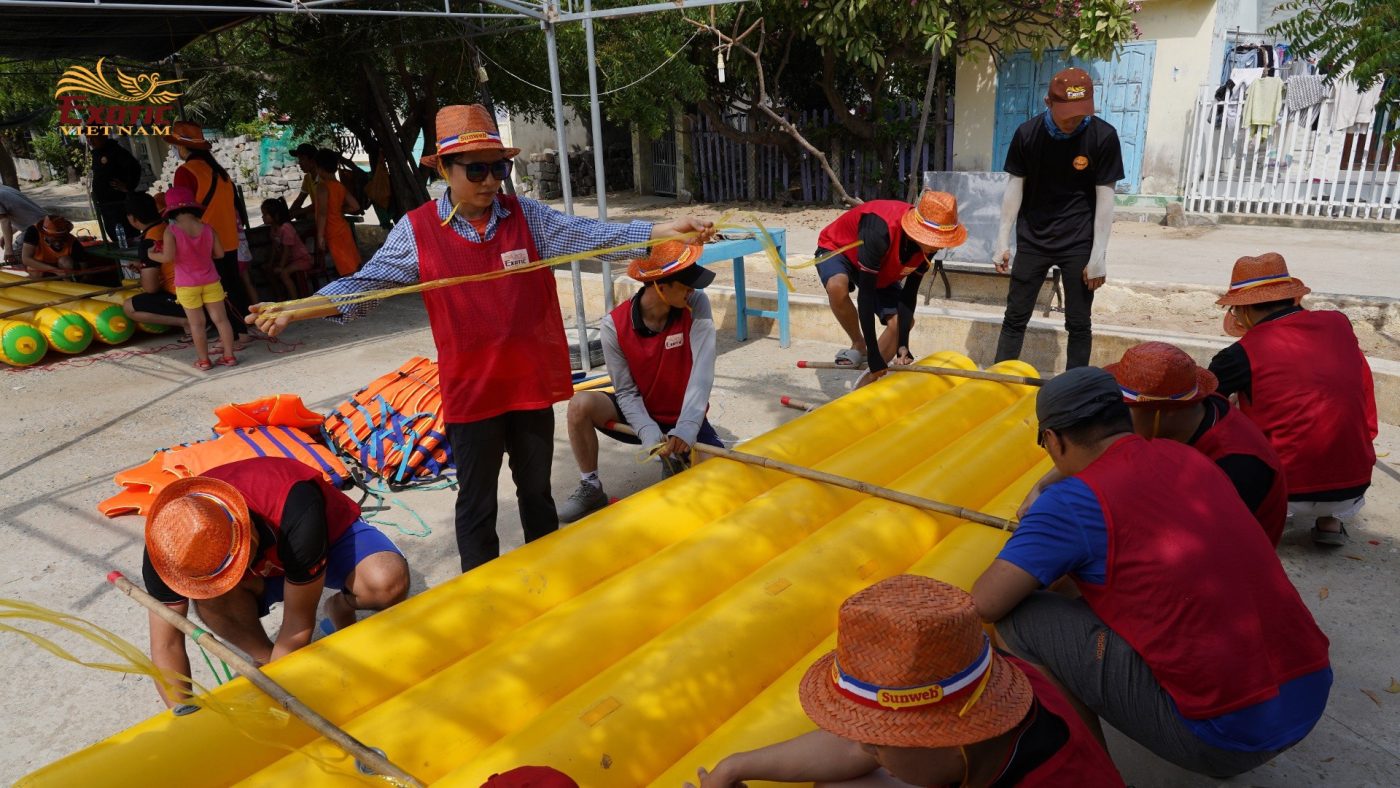 Design & make a safe raft with resources provided from the organizer. Photo: Exotic Vietnam