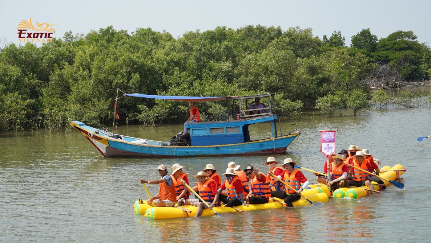 Rafting in the mangrove forest at Long Son island (Vung Tau) with the supervision of the organizer on a wooden boat. Photo: Exotic Vietnam