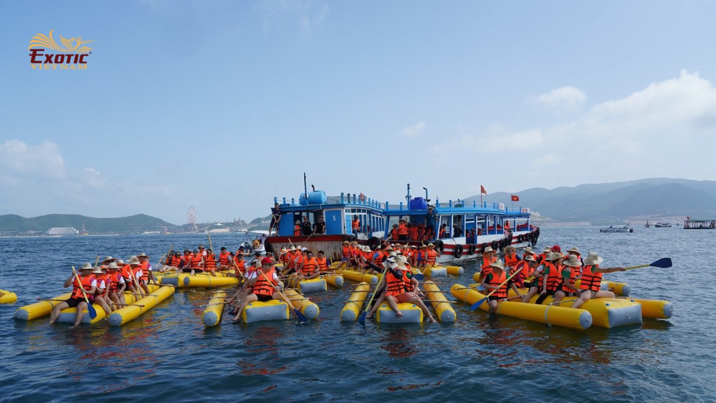 Nhiều chiếc bè được tập kết sẵn sàng cho cuộc đua tại biển Nha Trang. Photo: Exotic Vietnam